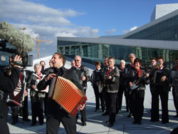 Thomas Stanghelle (in front) and Lindesnes Trekkspillklubb performing from Stanghelles new Accordion Opera in front of the new Opera House in Bjørvika, Oslo.